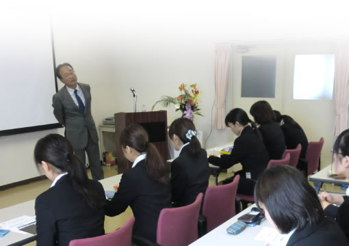 お話しされる竹川理事長
