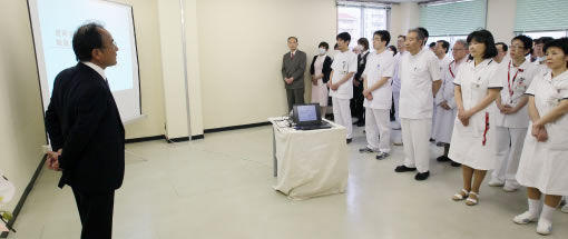 竹川理事長と健育会グループの職員