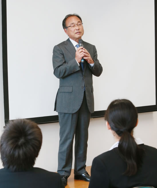 お話しされる竹川理事長