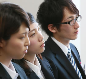 研修を受ける新社会人