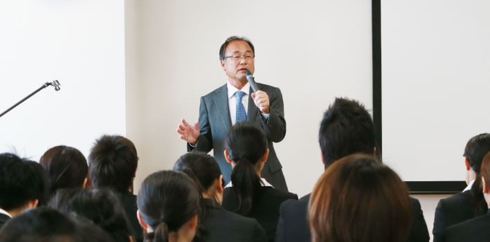 お話しされる竹川理事長