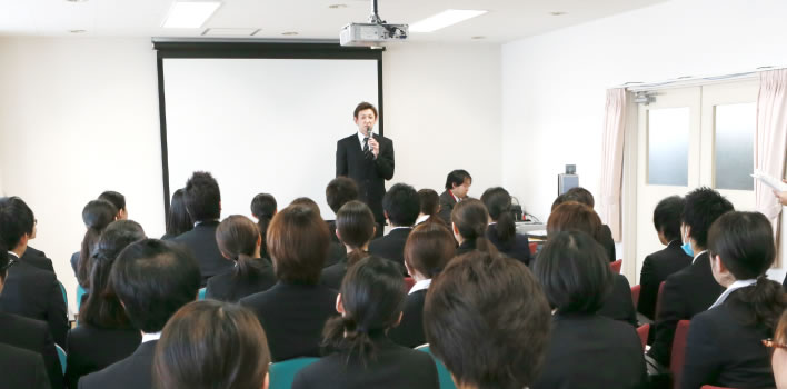 お話しされる折茂選手