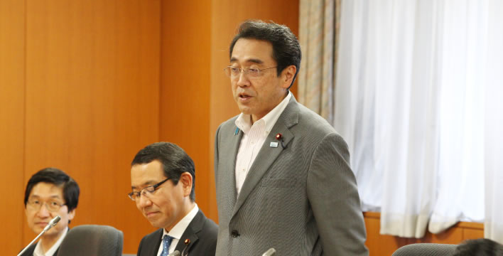 ご挨拶される赤澤亮正副大臣