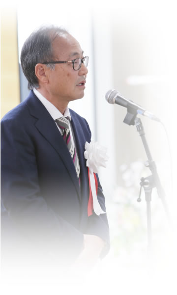 挨拶する竹川理事長