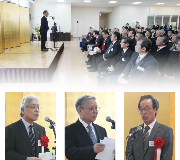 ご挨拶する竹川理事長とご来賓の方々