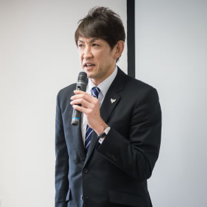 お話しされる折茂 武彦選手