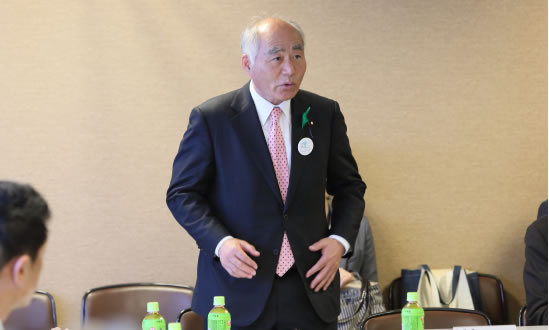 視察の最後にご挨拶くださった吉野正芳議員
