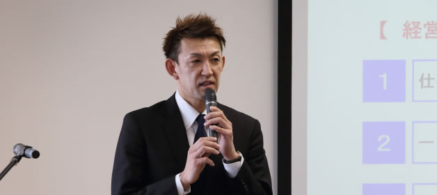 お話しされる折茂選手