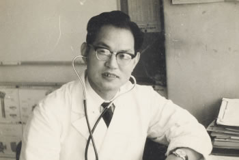 診察する初代理事長（1953年頃）