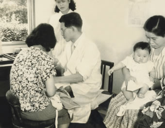 診察する初代理事長（1953年頃）