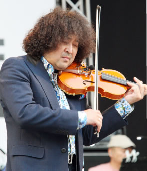 演奏する葉加瀬太郎さん