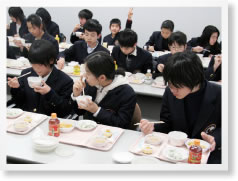 病院の食事を食べるバッカーズ寺子屋の皆さん