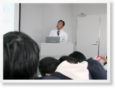 バッカーズ寺子屋　お話される竹川理事長