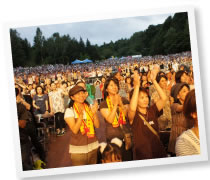 音楽に酔いしれる観客