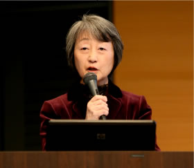 お話しされる金井一薫先生