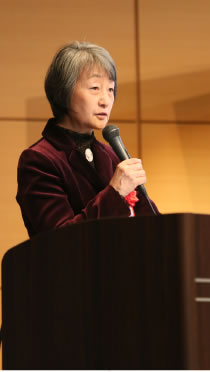 お話しされる金井一薫先生