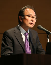 お話しされる竹川理事長