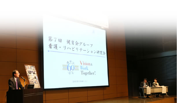 お話しされる竹川理事長