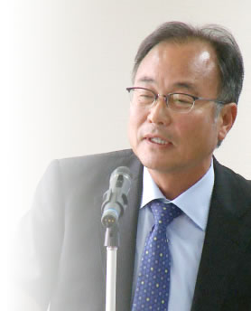 新社会人職員にお話しされる竹川理事長