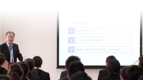お話しされる竹川理事長