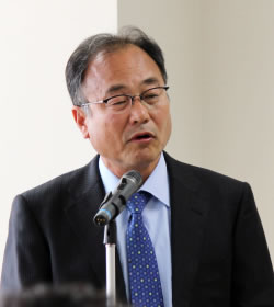 お話しされる竹川理事長
