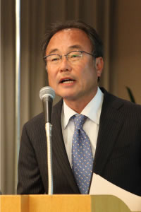 お話しされる竹川理事長