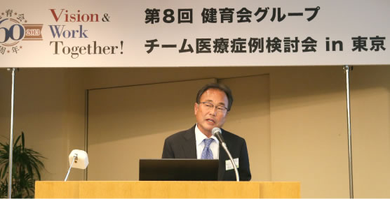 お話しされる竹川理事長