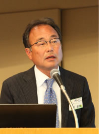 お話しされる竹川理事長