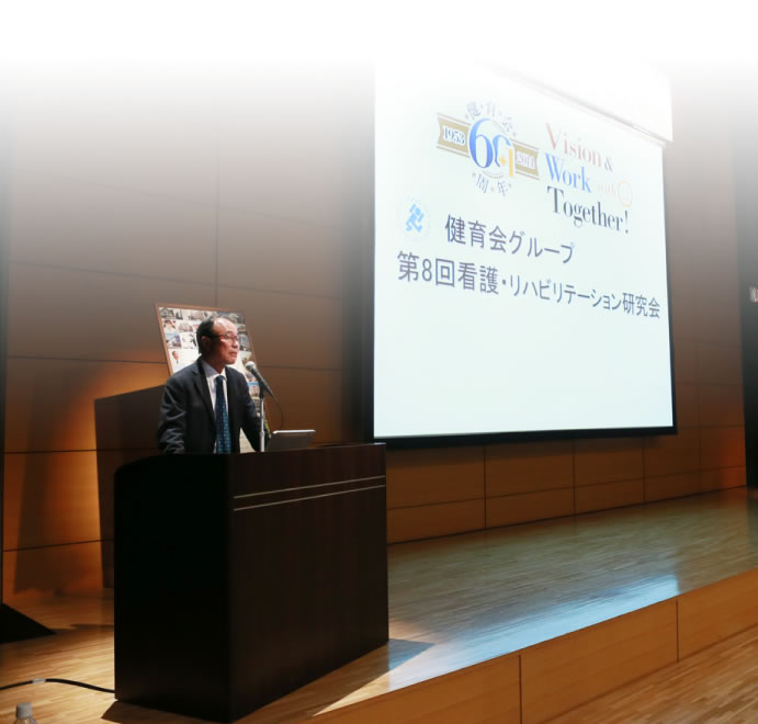 お話しされる竹川理事長