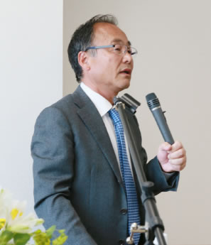 お話しされる竹川理事長