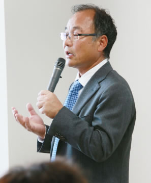 お話しされる竹川理事長