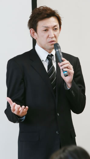お話しされる折茂選手