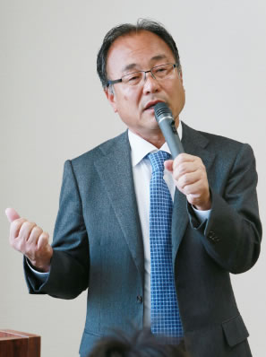 お話しされる竹川理事長