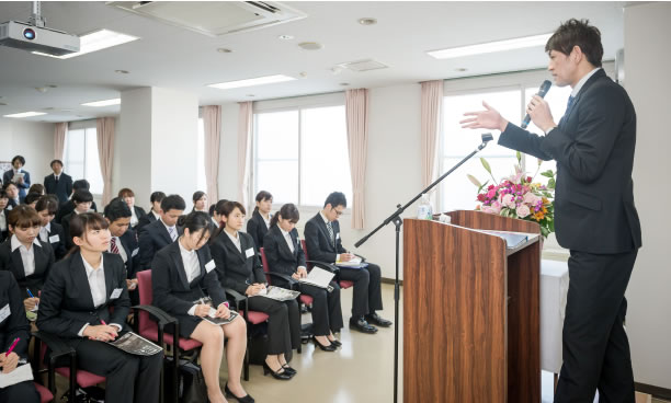 お話しされる折茂 武彦選手