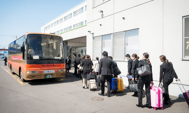 バスに移動する新社会人の皆さん