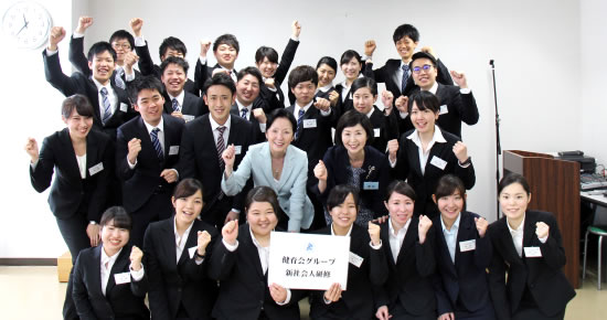 バスに移動する新社会人の皆さん