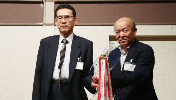 にはいわき湯本病院の小針院長より、次回幹事担当の花川病院の憲院長への引き継ぎ