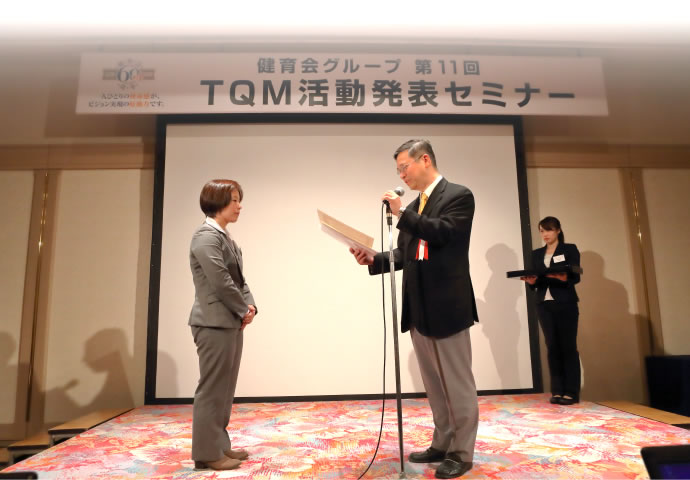 東邦大学の長谷川先生　表彰状を授与