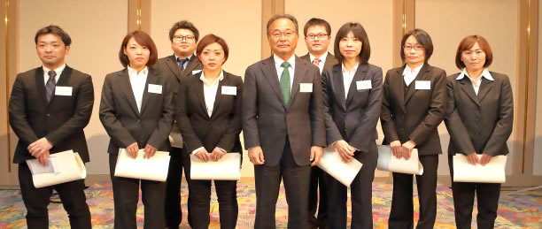 各施設から選ばれた職員8名