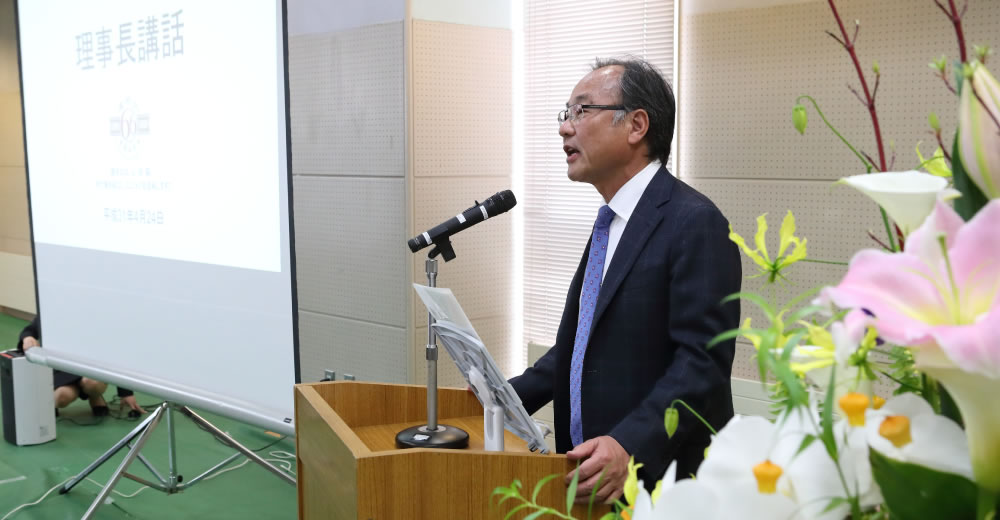 挨拶する竹川理事長の画像